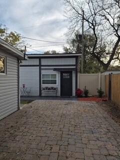 Puerta principal - 1513 Truman Rd