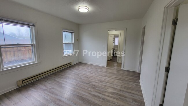 Building Photo - Cozy 2BD | 1 BA with Parking - Forest Grove
