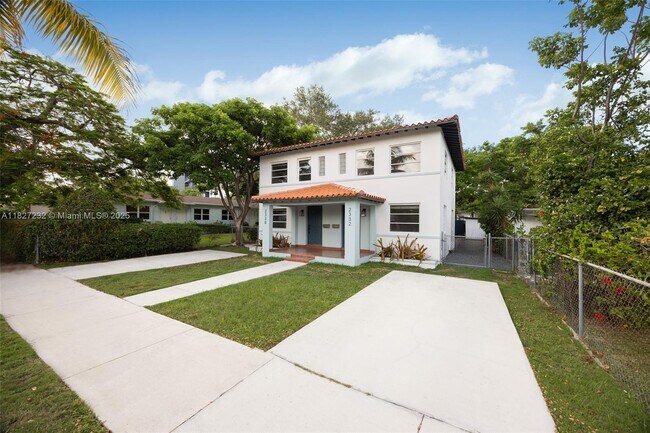 Building Photo - 2332 SW 26th Ln