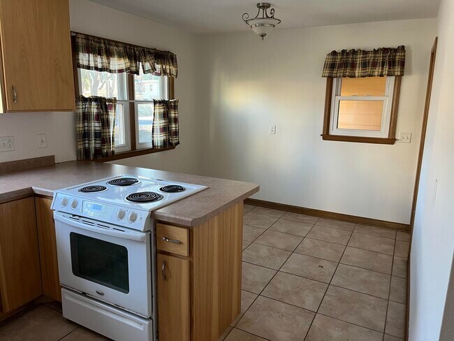 Building Photo - 6001 Queens Way