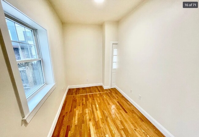 Foto del edificio - 527 E 3rd St