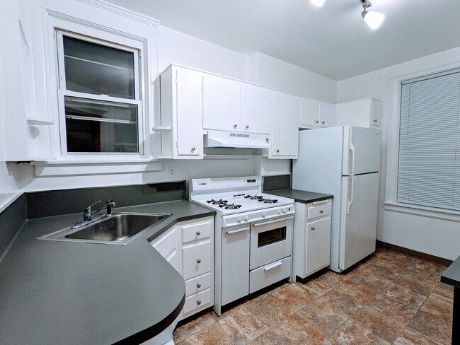 Kitchen - 176 Columbia Ave