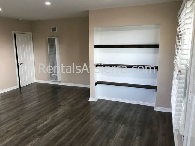 Building Photo - 1109 Justin Ave