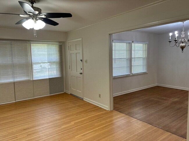 Foto del edificio - 5151 White Cliff Dr