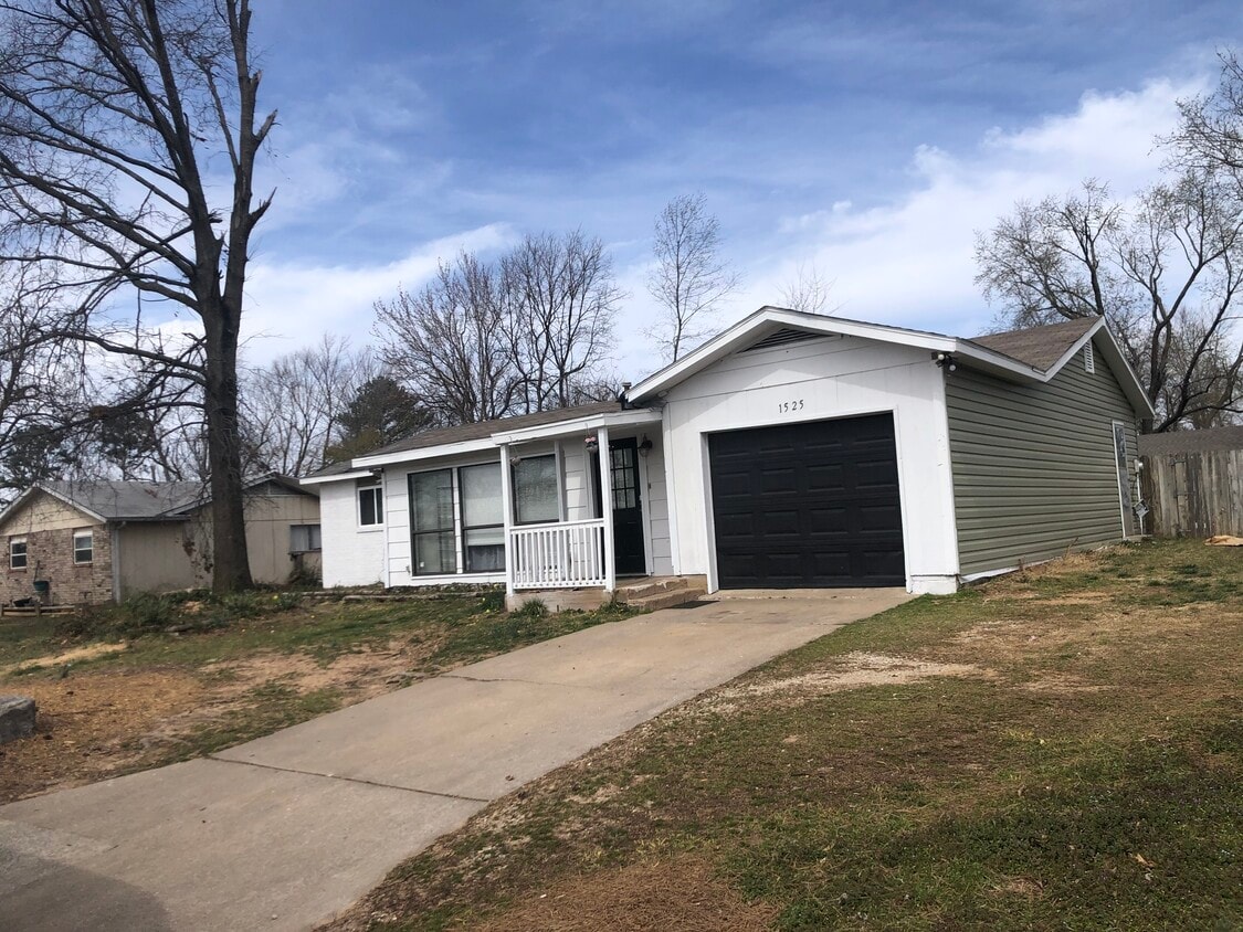 Primary Photo - 1525 Acorn Dr