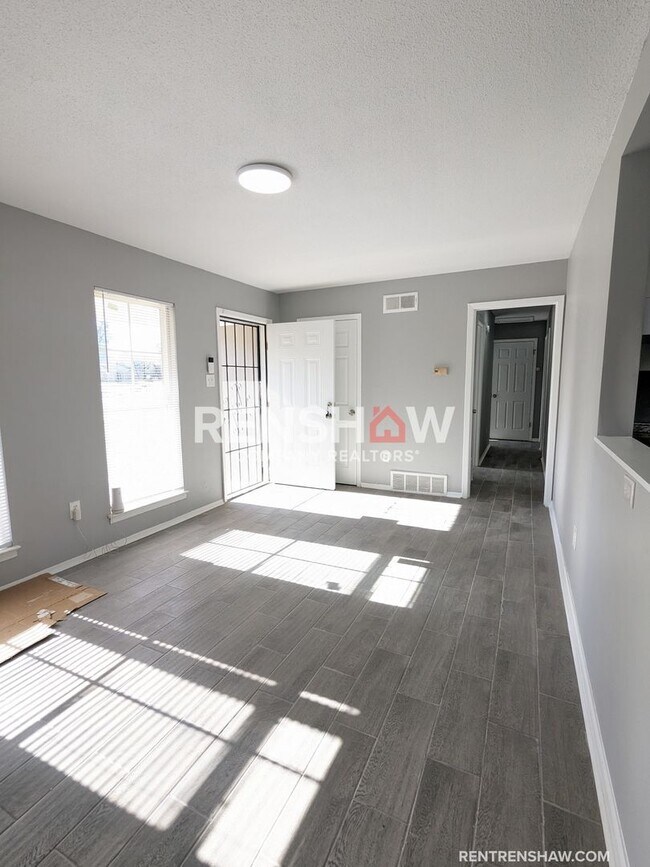 Building Photo - Upgraded Whitehaven Property - All Brand New!