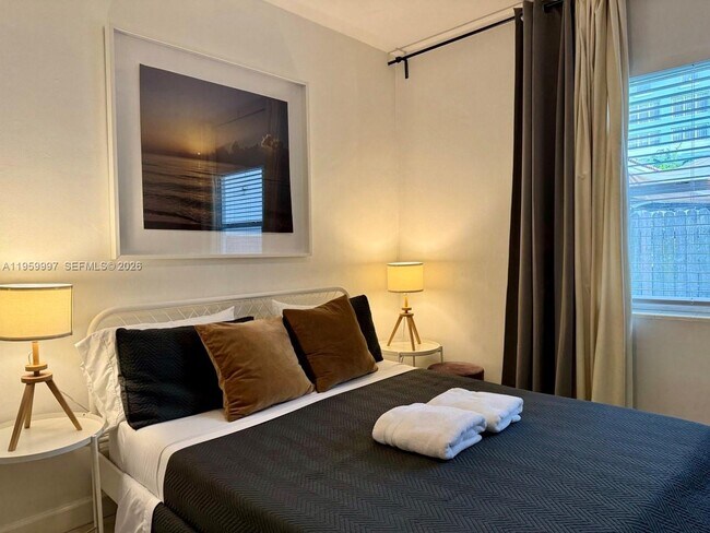 Building Photo - 1130 NE 81st St