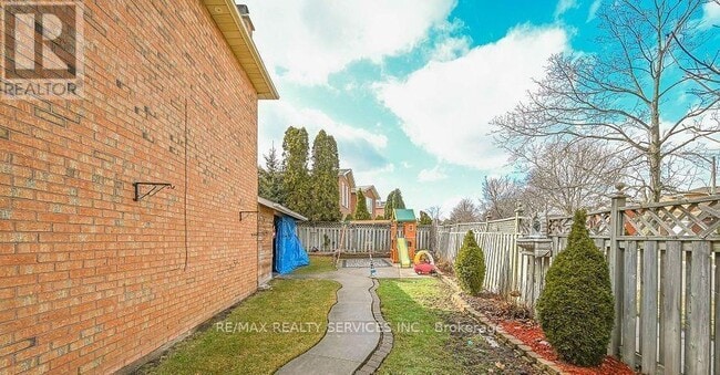 Building Photo - 32 Shenstone Ave