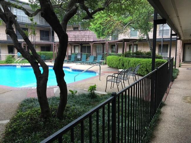 Building Photo - WATER, GAS & TRASH INCLUDED WITH RENT!