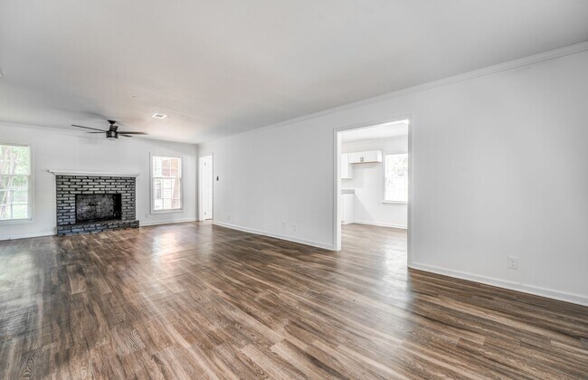 Building Photo - 4036 N Lake Forest Dr