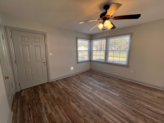 Foto del edificio - 109 Sharyn Ln