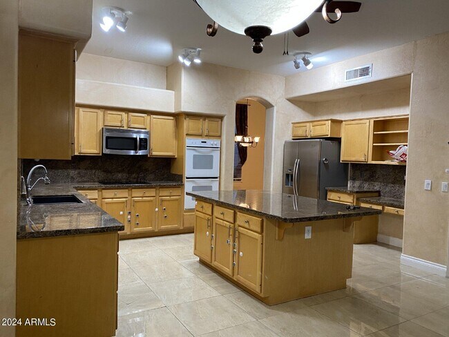 Building Photo - 823 W Aster Dr