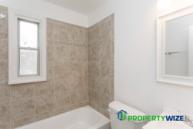 Foto del edificio - 2702 Woodview Rd