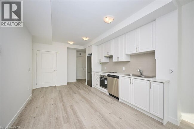 Building Photo - 461 Green Rd