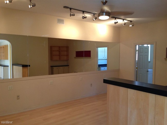 Building Photo - 406 N Black St