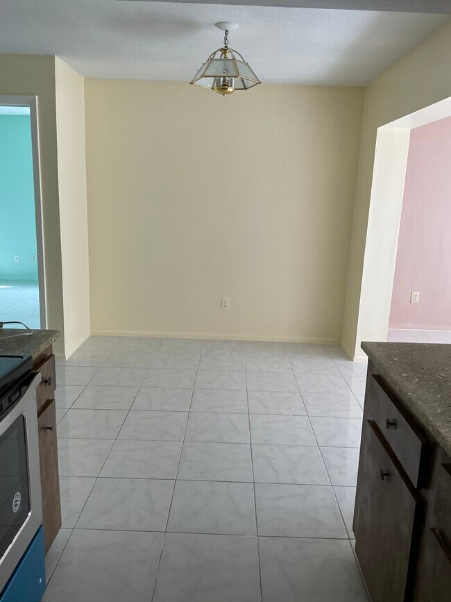 Dining area - 470 Diane Cir