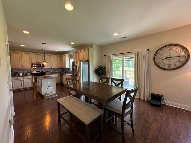 Foto del edificio - 4 Bedroom 3 Bath located in Creekside!! Av...