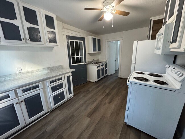 Foto del edificio - Two Bedroom, One Bath House! Apply-your application fee will be credited to your first month’s re...