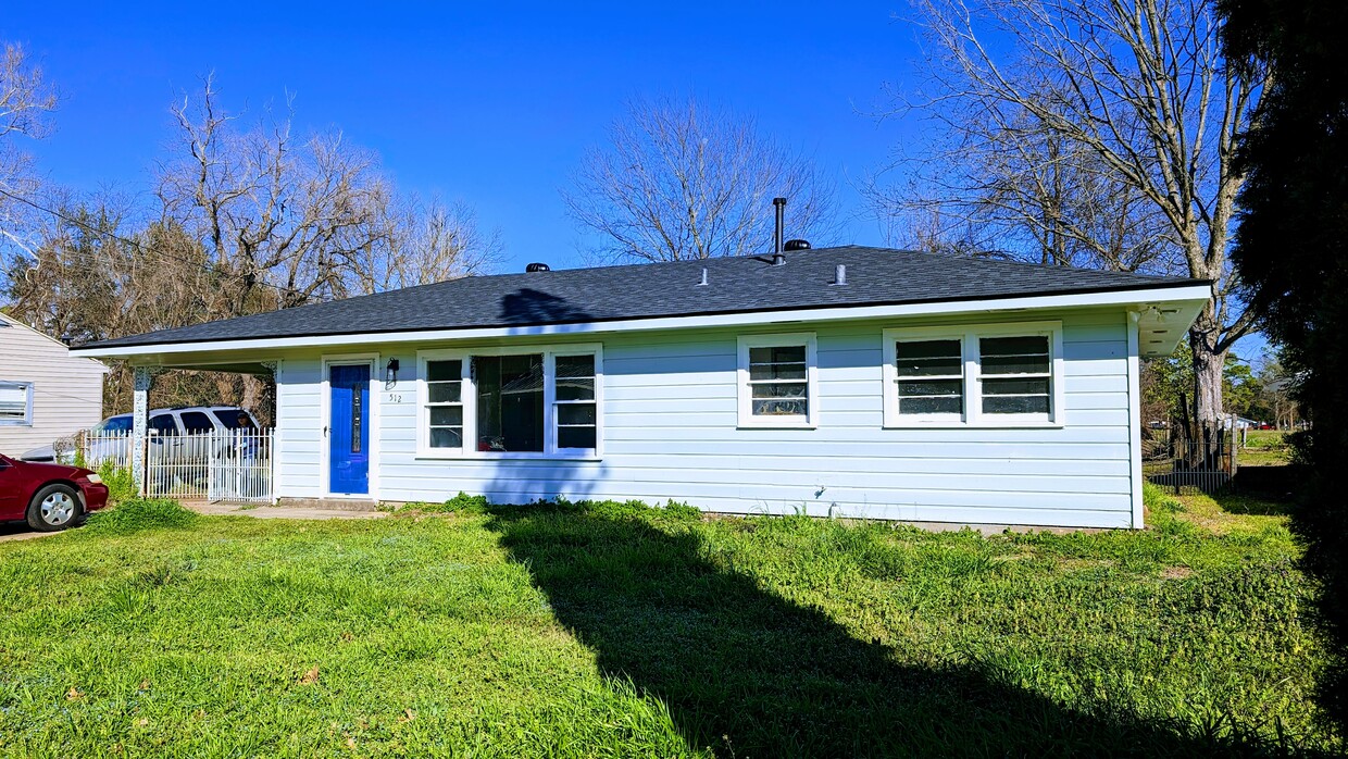 Fresh paint and roof - 512 Rome St