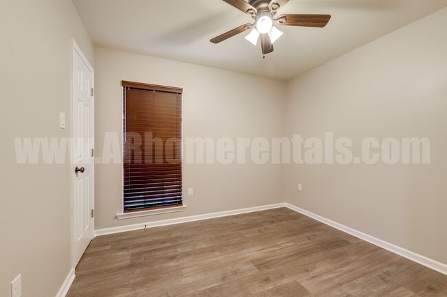 Building Photo - Lovely newer 3/2 in Conway!