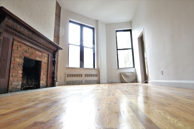 Building Photo - 115 W 74th St