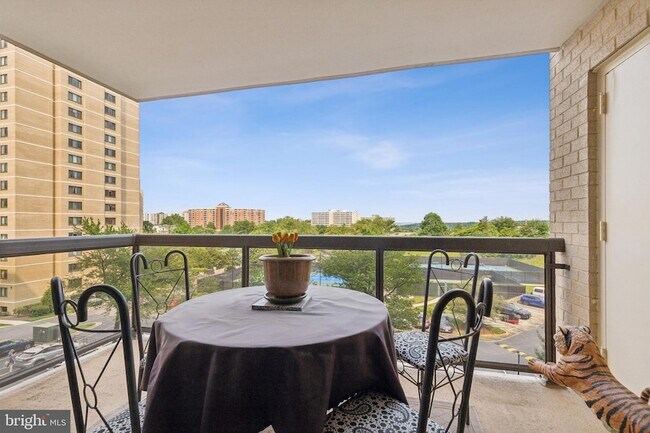 Foto del edificio - 307 Yoakum Pkwy