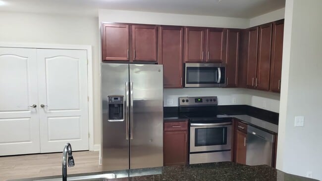 Building Photo - 3000 Fountainview Cir