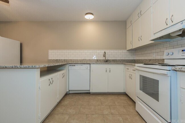 Foto del edificio - 1574 Skyline Dr