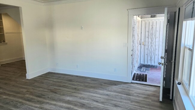 Building Photo - 3536 W 60th St