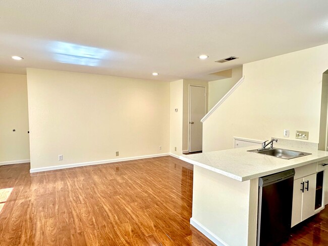 Foto del edificio - $2290 2 BR - 920 S.F. GORGEOUS TOWNHOUSE I...