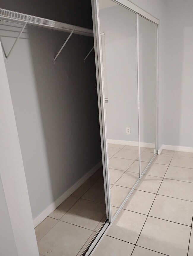 Foto del edificio - 4898 Orleans Ct