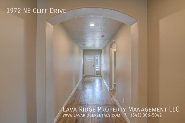 Foto del edificio - 1972 NE Cliff Dr