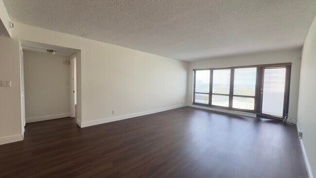 Building Photo - 5100 N Ocean Blvd