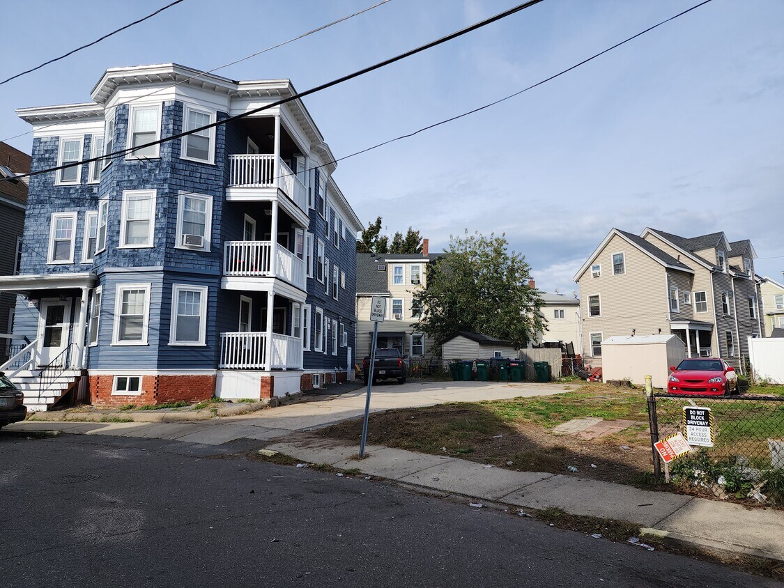 17 Rhodes Ave Unit 3, Lynn, MA 01904 Apartments in Lynn, MA