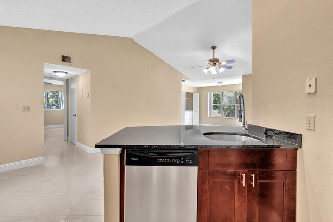 Foto del edificio - 3370 Pinewalk Dr N