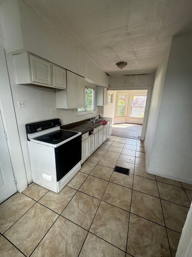 Foto del edificio - 5 Bedroom 2 bath