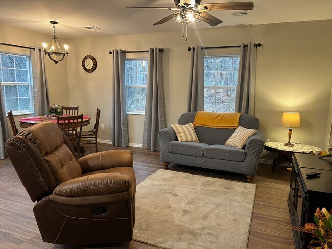 Sala de estar acogedora - 2720 S 85th St E