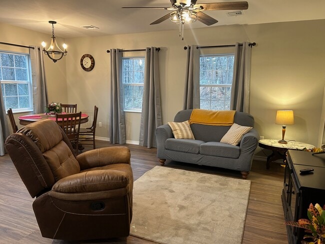 Sala de estar acogedora - 2720 S 85th St E