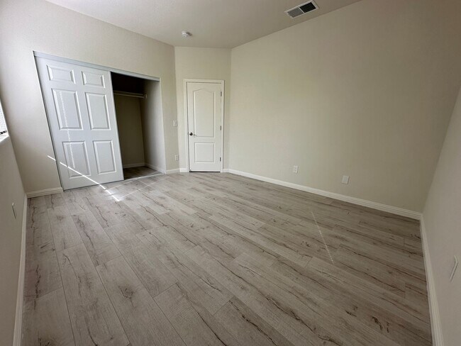 Foto del edificio - Gorgeous 7 Bed, 3.5 Bath Upgraded Corner l...