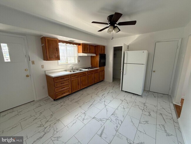 Foto del edificio - 2256 Roosevelt Blvd