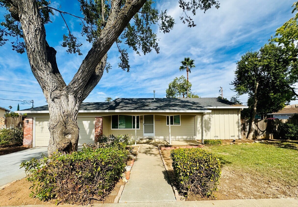 Primary Photo - Gorgeous and Updated Single Level Home in ...