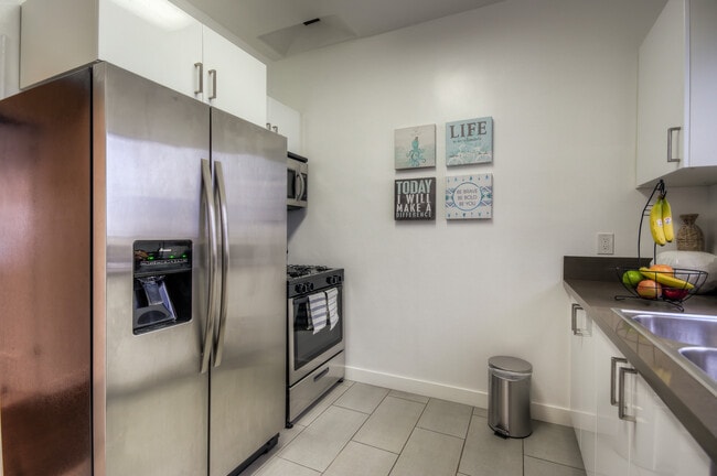 Foto del edificio - 210 S Arnaz Dr