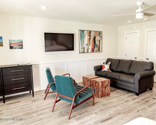 Building Photo - 605 N Topsail Dr
