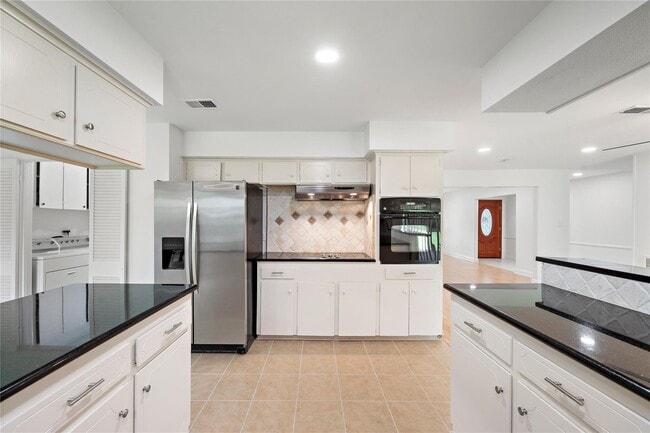 Building Photo - 6007 Claridge Dr