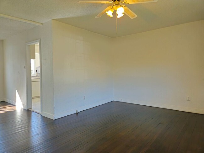 Building Photo - Cozy 3/1 off 34th and Ave. Q