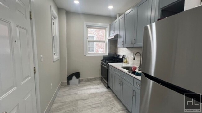 Foto del edificio - NEWLY GUT RENOVATED 2 BEDROOM w/ PRIVATE P...