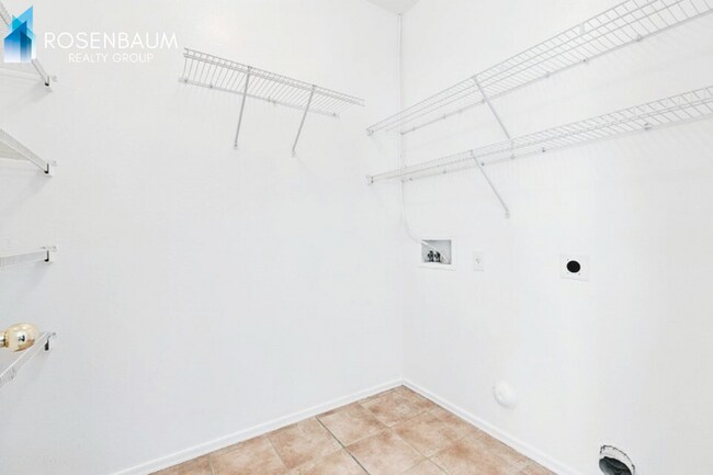 Foto del edificio - Gorgeous 3-beds, 2-baths single-level home perfectly situated within the highly desirable Johnson...