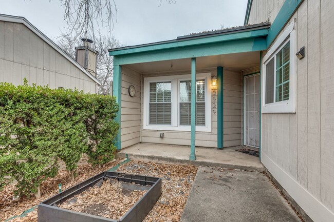 Building Photo - 2-BEDROOM HOME IN HIDDEN MEADOW