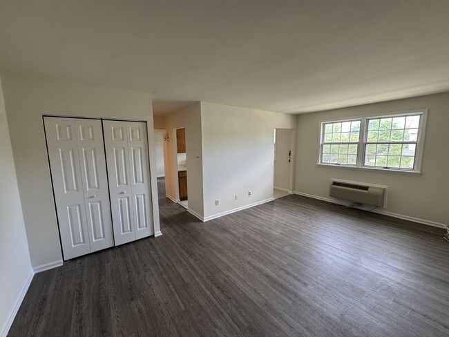 Building Photo - 306 E Ridley Ave
