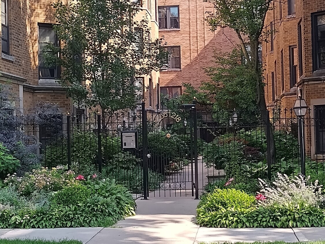Primary Photo - 1216 W Jarvis Ave